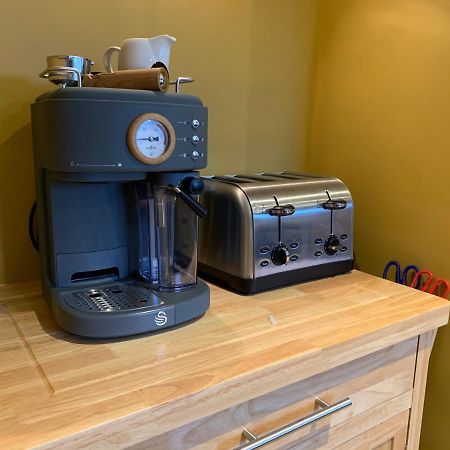 Min-Y-Fford Sleeps 6 Plus Pet Newport  Bagian luar foto