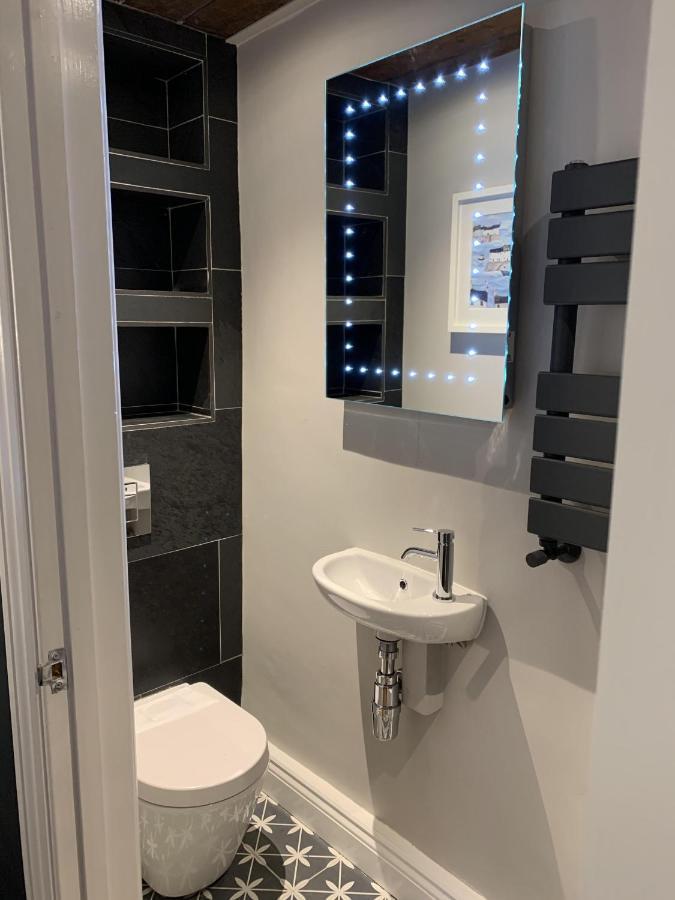 Min-Y-Fford Sleeps 6 Plus Pet Newport  Bagian luar foto