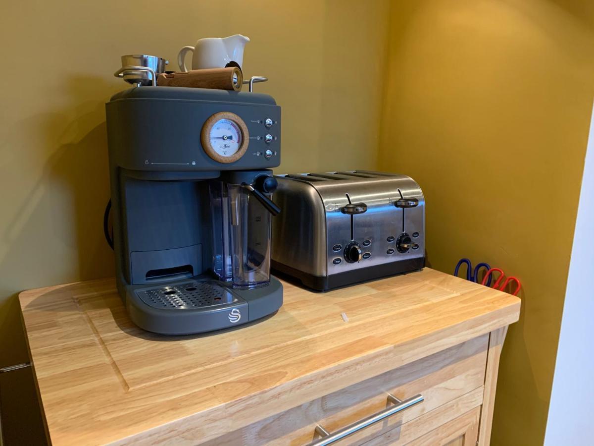 Min-Y-Fford Sleeps 6 Plus Pet Newport  Bagian luar foto