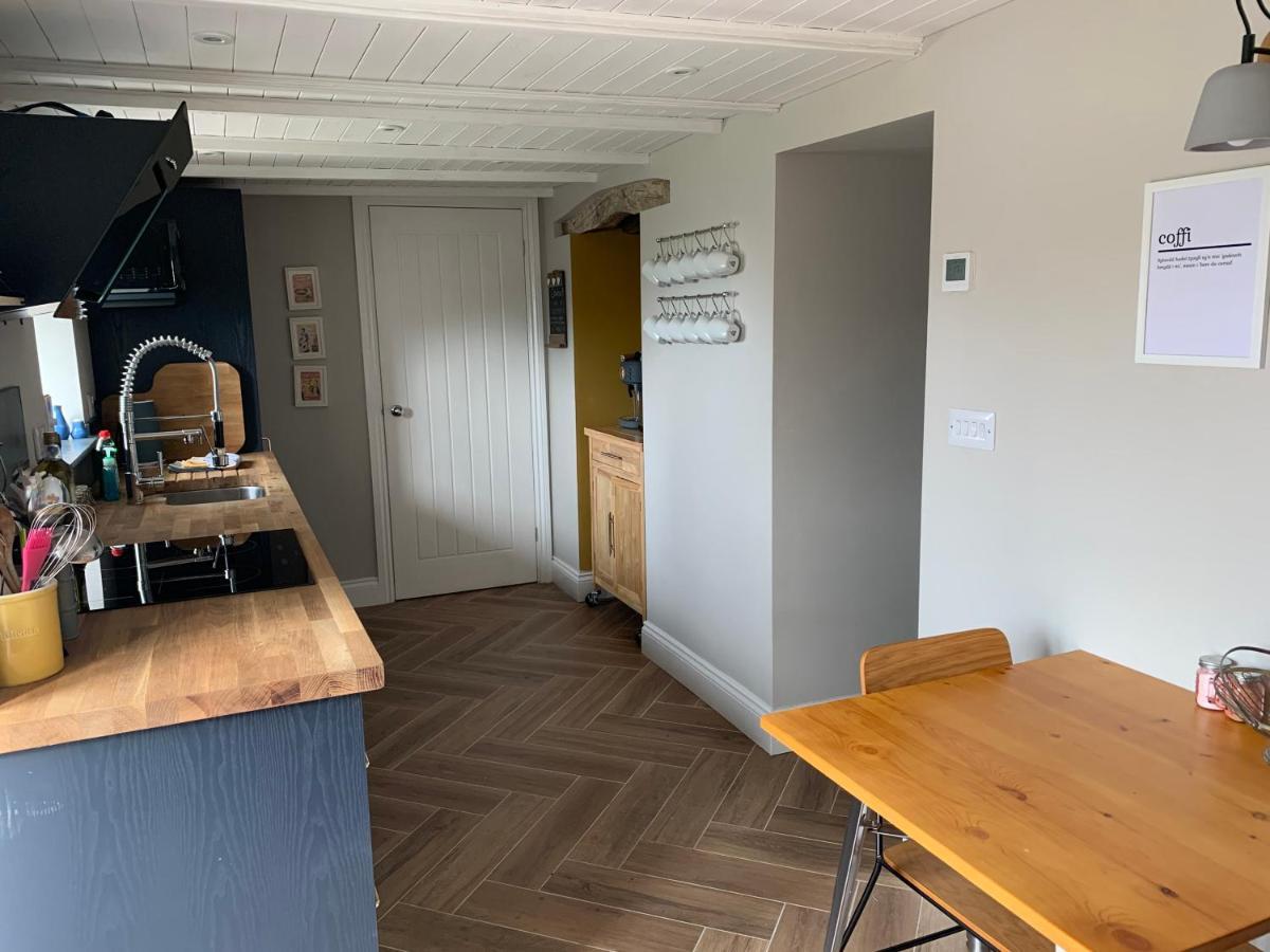 Min-Y-Fford Sleeps 6 Plus Pet Newport  Bagian luar foto