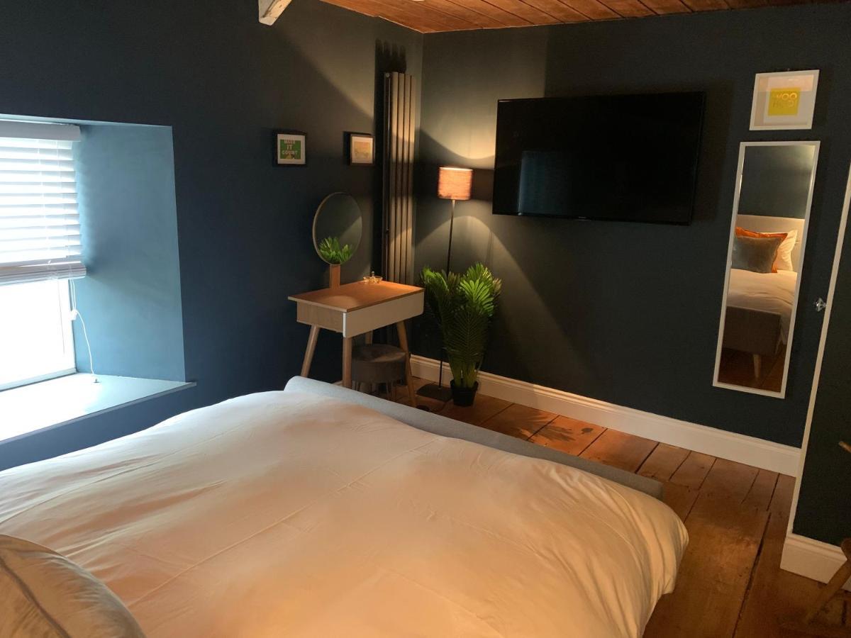 Min-Y-Fford Sleeps 6 Plus Pet Newport  Bagian luar foto