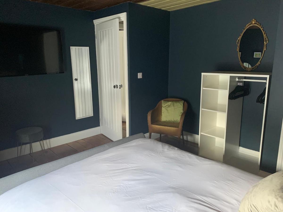 Min-Y-Fford Sleeps 6 Plus Pet Newport  Bagian luar foto