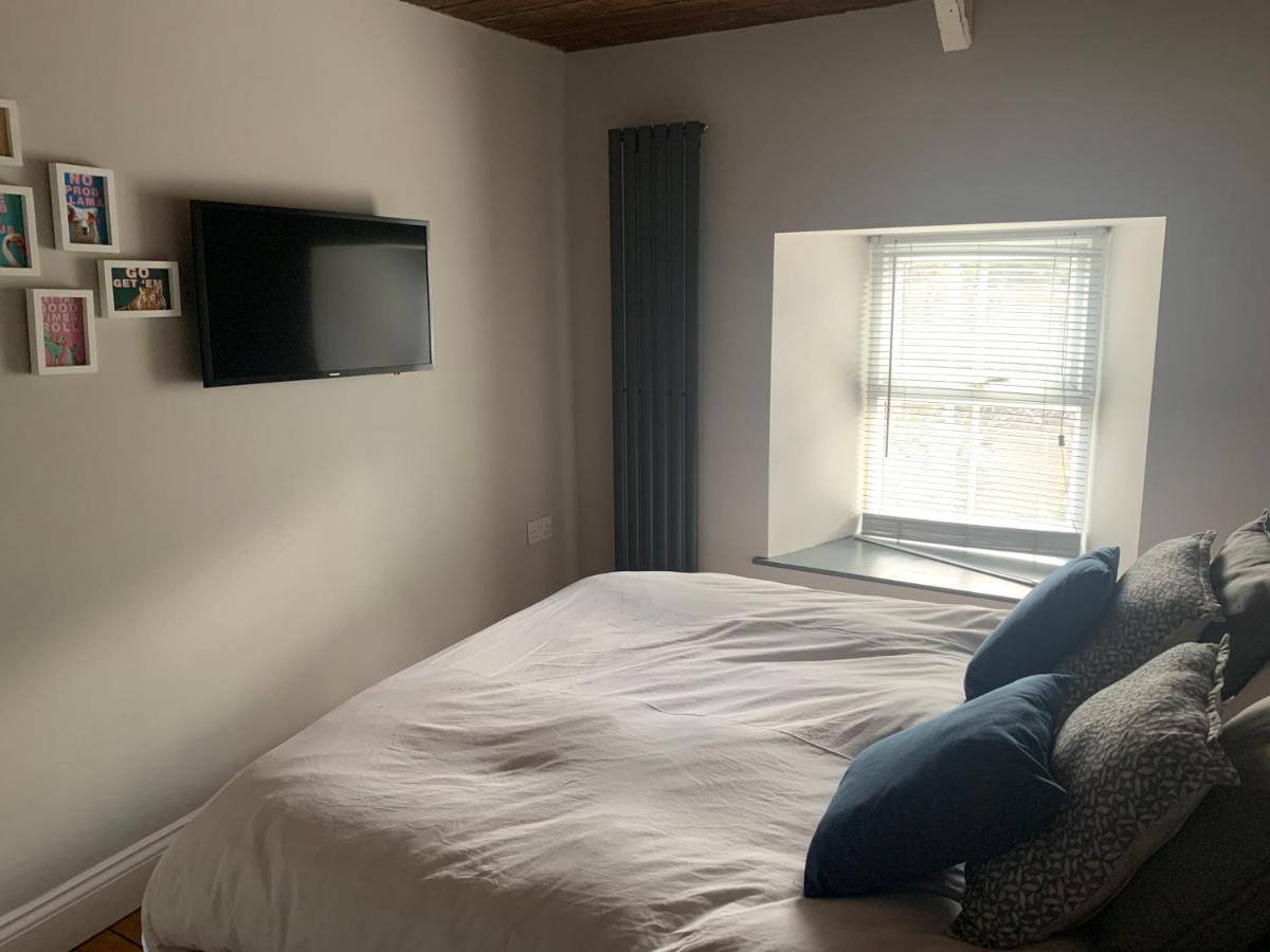 Min-Y-Fford Sleeps 6 Plus Pet Newport  Bagian luar foto